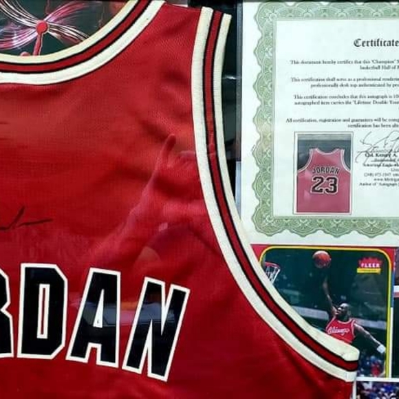 MICHAEL JORDAN AUTOGRAPHED JERSEY! - Picture 2 of 3